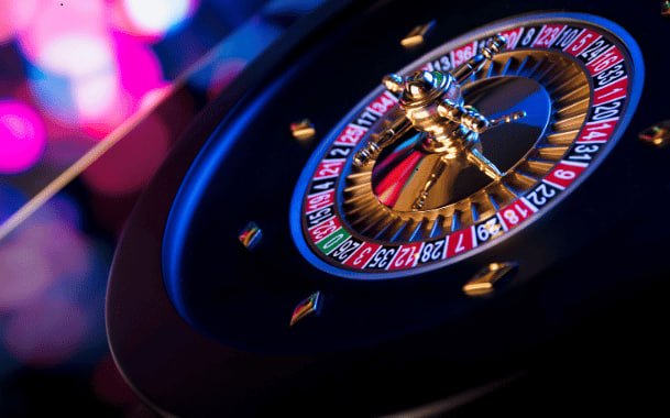 Màn hình slot cổ điển 3 cuộn với biểu tượng trái cây truyền thống tại winaz